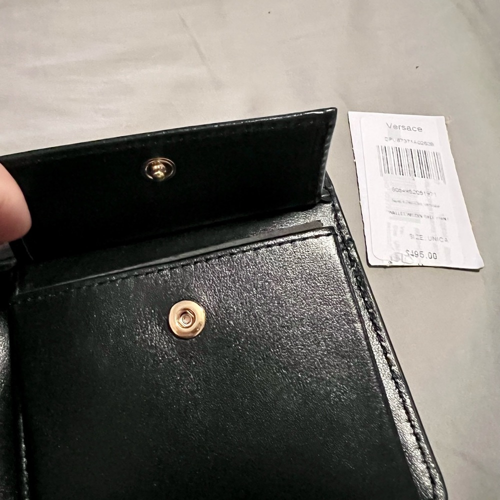 VERSACE WALLET NEW!!2022 W/TAGS
Gold Chain La Medusa MENS Bi-fold coin flap - Picture 8 of 8